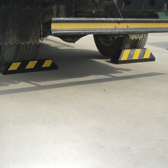 Tope Vehicular 55cm / Para Camion / Estacionamiento / Color Negro-Amarillo. - Image 1